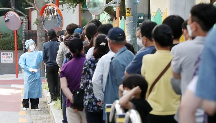 어제(23일) 국내 코로나19 확진자 2,434명...코로나 사태 후 최다