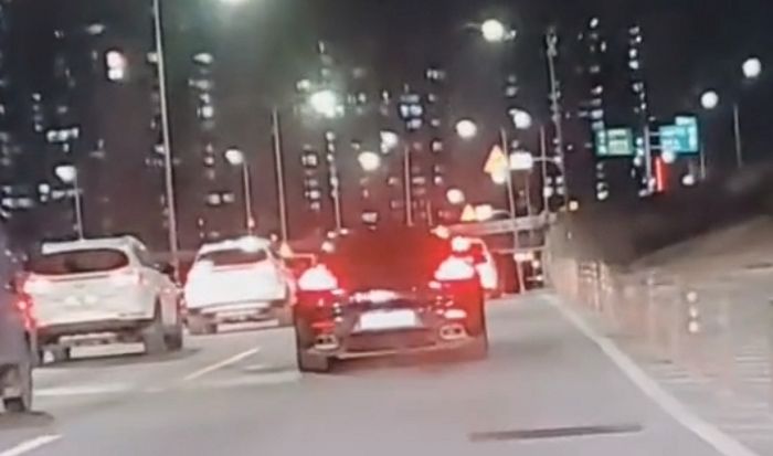 여친 도로연수 시켜주던 남친이 차 앞에 ‘포르쉐’ 발견하고 깜짝 놀라 해준 ‘인생 조언’ (영상)