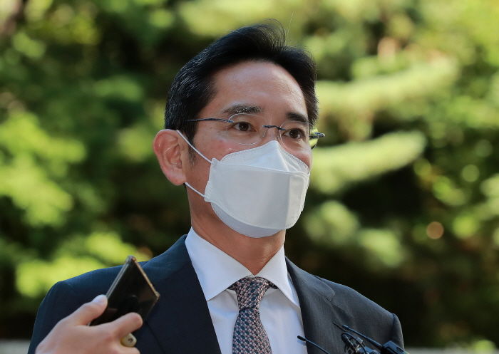 ‘100번’째 재판받는 이재용, 취업제한 위반 의혹으로 경찰 조사까지 받게 됐다