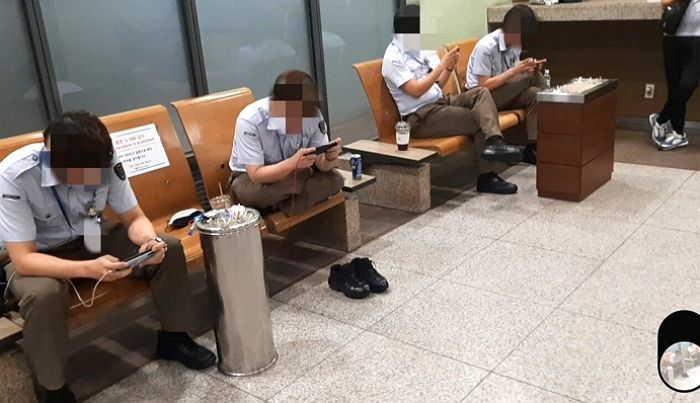 공항 흡연실서 ‘노마스크’로 게임하는 직원들에게 항의했다가 ‘상욕’ 먹고 위협당한 승객