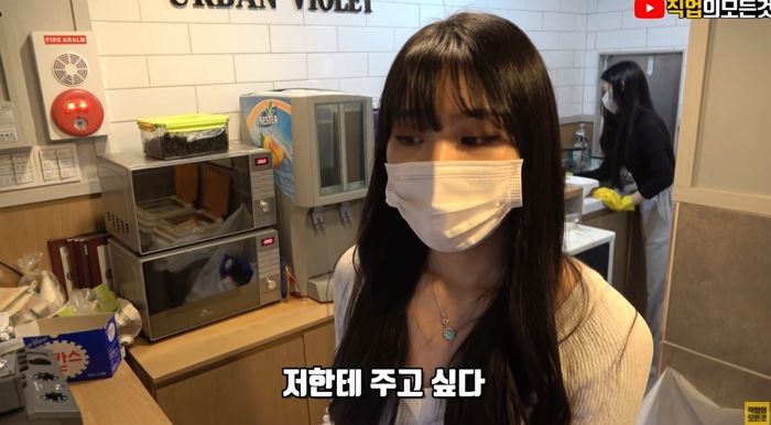 PC방 ‘미녀 알바생’ 번호 따려고 햄버거 사주겠다며 접근한 50대 아재 (영상)