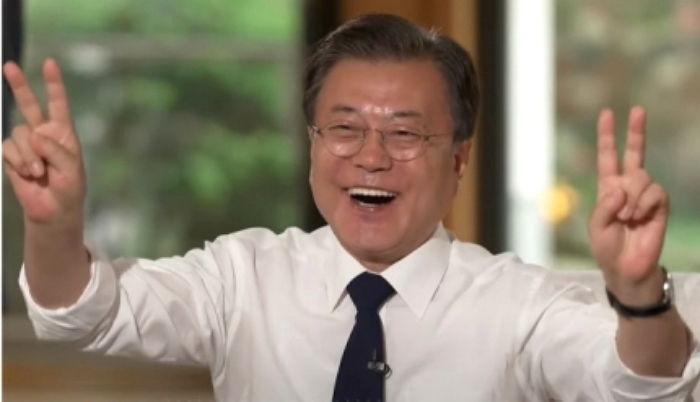 미국 방송서 BTS ‘퍼미션 투 댄스’ 수화 안무 직접 따라 춘 문 대통령 (영상)