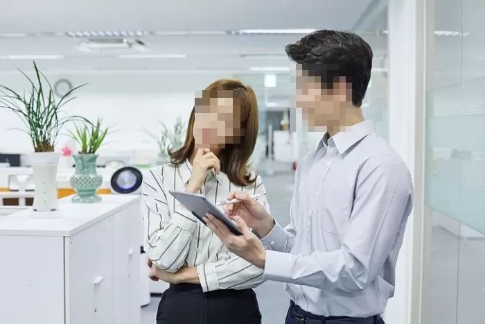 새로 온 인턴이 업무 알려주는데 다리 꼬고 있다면 “예의 없다 vs 상관 없다”