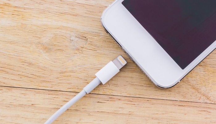 애플이 스마트폰 충전 단자 ‘C타입’으로 통일한다고 하자 미친듯이 반대하고 나선 ‘진짜 이유’