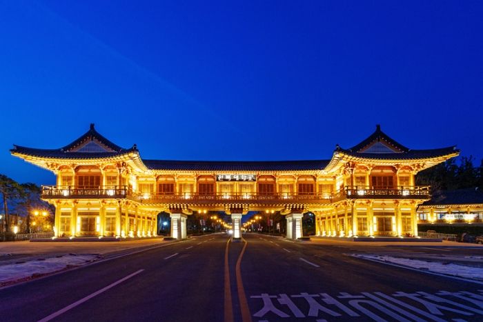 보는 순간 500년 전으로 ‘시간 여행’온 착각에 빠지는 ‘야경 맛집’ 전북대의 한옥 캠퍼스