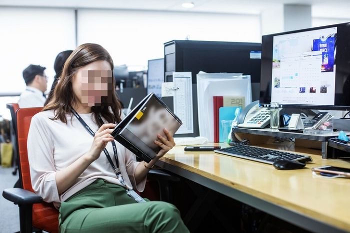 “원래 남자 공익이 하는건데”...모니터 교체하던 공기업 여직원의 막말