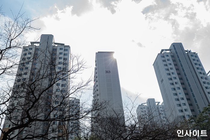 청와대 “부동산 정책 가장 아쉬워...다음 정부는 이런 일 없어야”