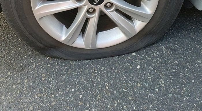 세달 간 가게 앞에 ‘불법 주차’한 자동차 타이어 송곳으로 펑크냈다고 글 올린 사장님