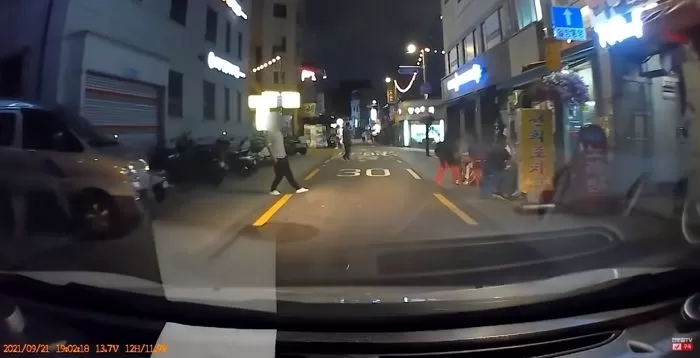 골목길서 다가오는 차 계속 응시하면서 ‘발’ 슬그머니 내민 남성 (영상)