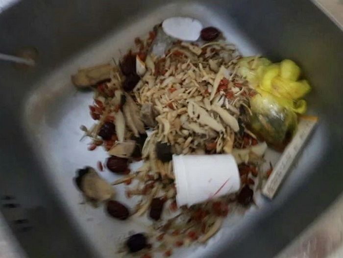 흙수저 부모가 비싼 한약 달여 먹자 ‘참교육’ 한다며 쓰레기통에 버리고 자랑하는 고2 아들