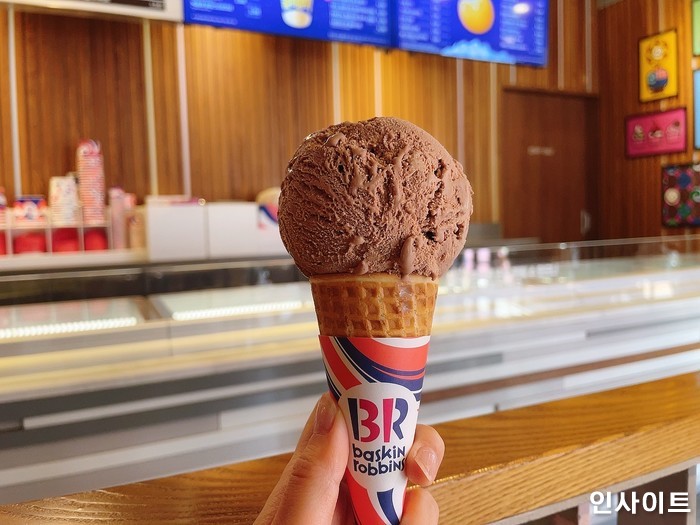 꾸덕한 허쉬초콜릿에 쫀득한 모찌 콕콕 박힌 배라 신상 ‘허쉬 쿠키&모찌’