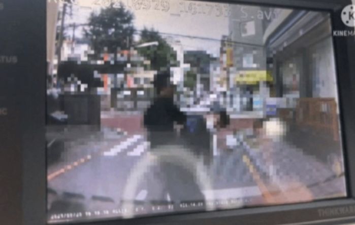 무술 고수지만 아이들 앞이라 ‘묻지마 폭행’ 꾹 참고 맞은 태권도 관장님 (영상)