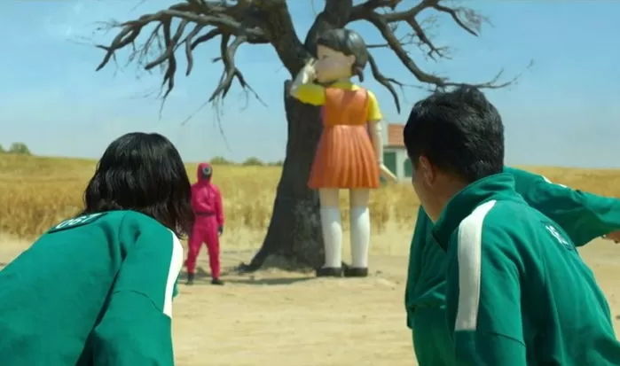 넷플릭스 ‘오징어 게임’에 푹 빠져 ‘무궁화꽃이 피었습니다’ 술래 인형 몸에 새긴 팬