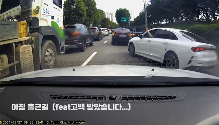 여성 초보운전자에게 차선 양보했다가 ‘손하트’ 받고 심쿵한 남성 운전자 (영상)