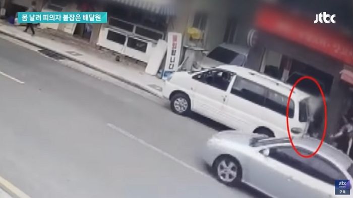 경찰 피해 달아나던 무면허 운전 불법체류자 몸 날려 붙잡은 배달원 (영상)