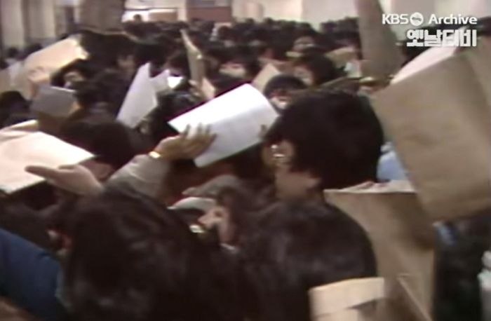 인터넷 없던 시절 ‘엄빠 세대’의 진짜 피터지는 대입 원서접수 현장 (영상)