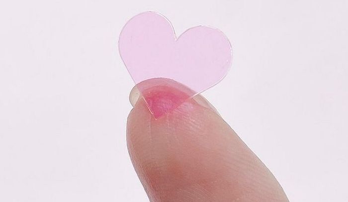 뾰루지에 붙이기만 하면 ‘러블리’한 갬성 폭발하는 ‘하트 여드름 패치’