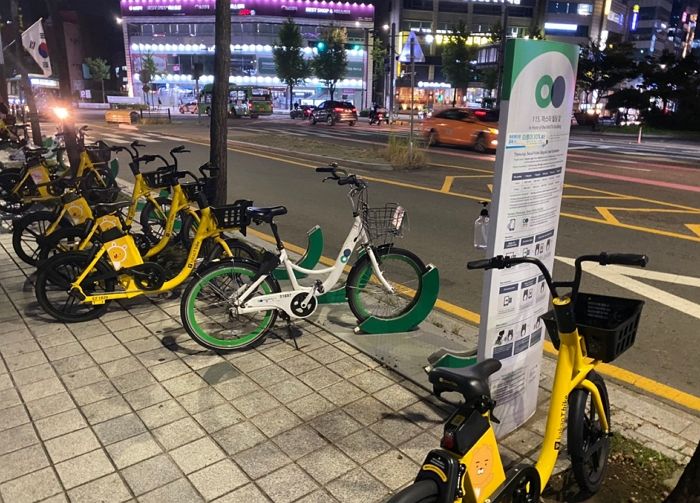 서울시 ‘따릉이’ 바로 옆에다 전기 자전거 깔아놓고 운영 중인 카카오 T바이크