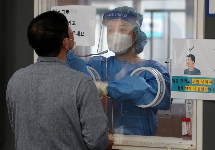 ‘대체휴일’이었던  어제(4일), 국내 코로나 확진자 1,575명