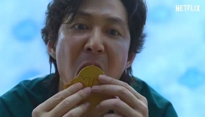 ‘오징어 게임’ 폭발적 인기에 개당 ‘7천원’짜리 달고나 등장한 서울 인사동 근황