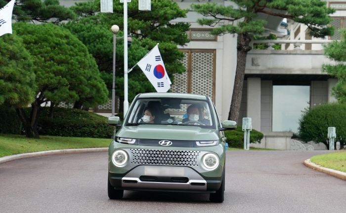 현대차 ‘캐스퍼’ 받아 김정숙 여사 태우고 ‘청와대 드라이브’한 문 대통령의 후기