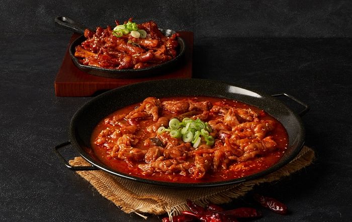 오늘(7일)처럼 흐린 날 배달시켜 먹으면 속 뜨끈해지는 매콤짭짤 한신포차 신상 ‘국물 무뼈 닭발’