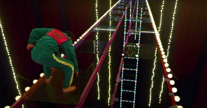 ‘오징어 게임’ 팬들 사이에서 유출된(?) ‘유리 다리’ 안 죽고 건너는 법