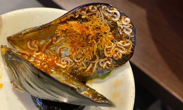 “짬뽕 먹다 홍합속에서 기생충 같은 흰 물질을 발견했습니다”