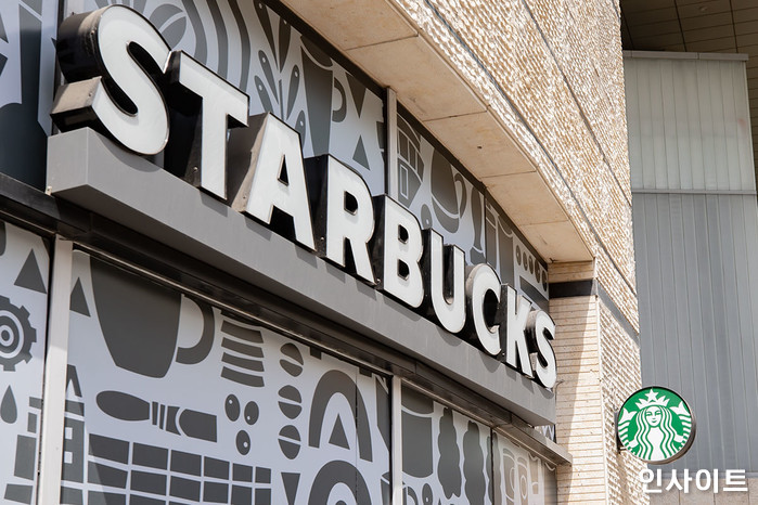 직원들 트럭 시위 눈치보느라 ‘겨울 다이어리 행사’ 2주 연기한 스타벅스