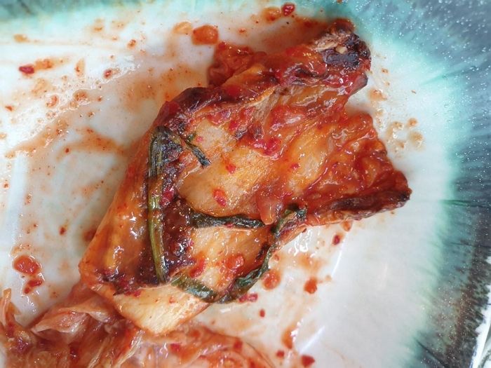 동네 맛집에서 손님들이 먹다 남긴 ‘김치 재탕’ 목격한 단골손님의 반응