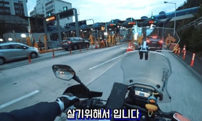 행인들 깜짝 놀라는데도 라이더들이 배기음을 ‘아주 크게’ 하고 다니는 이유
