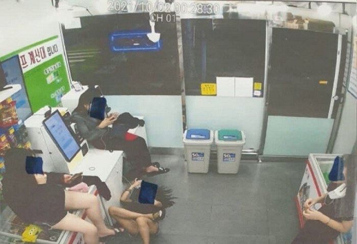 새벽 2시 청소년들에게 점령 당한 ‘무인 아이스크림 가게’ 상황 (CCTV)