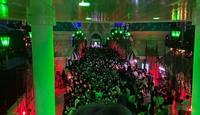 황금연휴 맞아 놀러나온 사람들로 빼곡한 어제(9일)자 롯데월드 상황