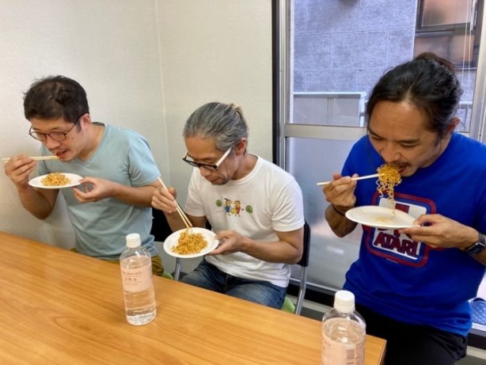 맵찔이에게 ‘최면’을 걸어 소스 2배로 넣은 매운 라면을 먹게 해봤다 (실험)