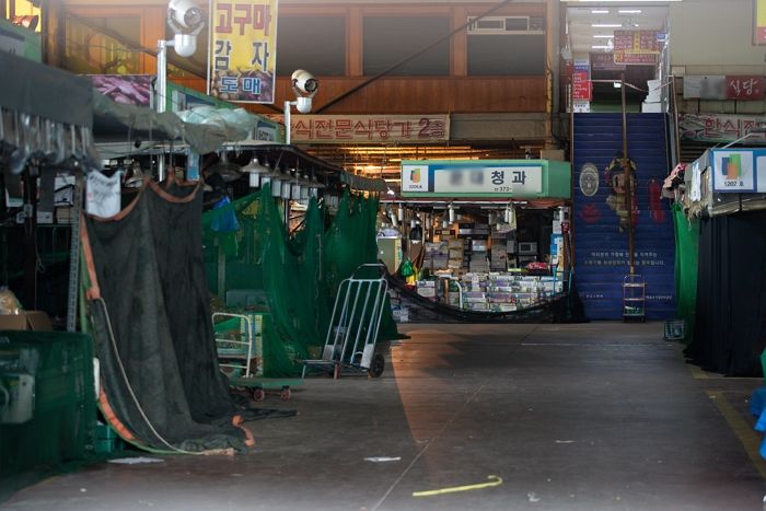 코로나 집단감염 터져 시장 폐쇄하자 구청 앞에 농산물 던지고 항의한 상인들