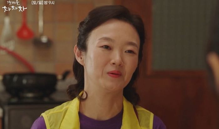 “누군가에겐 말하기 어려울 수도”...김선호와 이별 고민 중 여통장에 위로 받은 ‘갯마을’ 신민아 (영상)