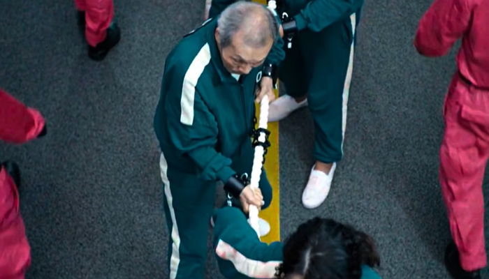 “할아버지 자물쇠가...” ‘오징어 게임’ 줄다리기 장면에 숨겨진 소름 돋는 비밀