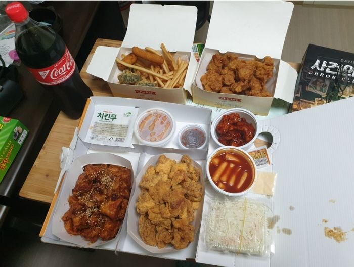 본사에 로열티 안 주는 ‘동네 치킨집’ 사장님이 2만 6천원에 파는 치킨의 위엄