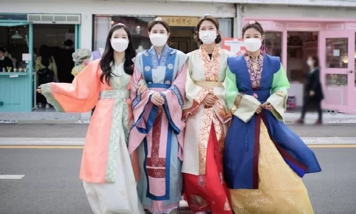 오늘(11일)부터 경주 방문하면 '신라시대 한복' 공짜로 입고 사진 찍을 수 있다 - 인사이트
