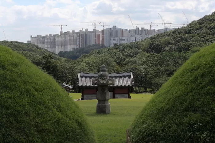 ‘왕릉 경관 훼손’ 논란인 검단신도시 아파트 건설사가 “철거는 못한다”며 내놓은 개선안