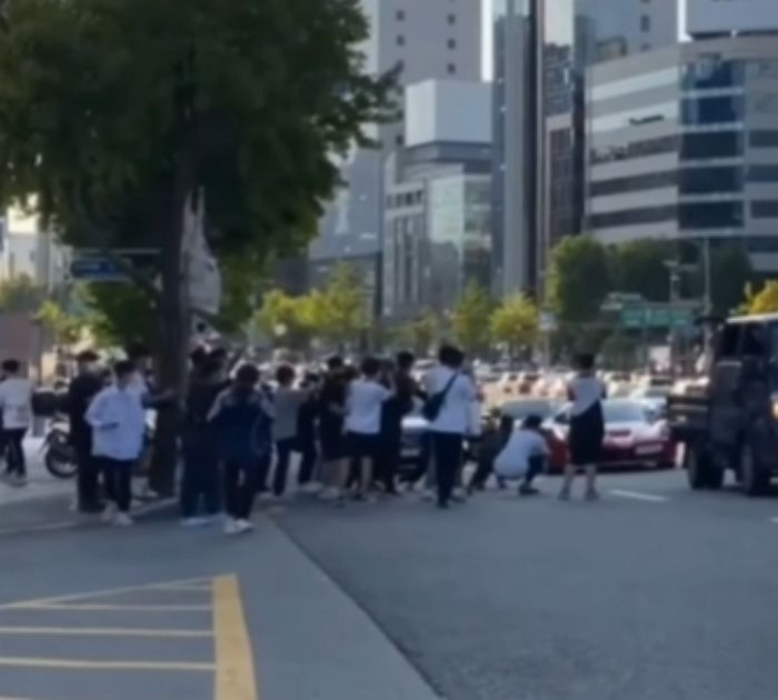 손흥민이 타는 17억 ‘라페라리’ 등장하자 길막하고 뛰어들어 사진 찍는 아이들 (영상)