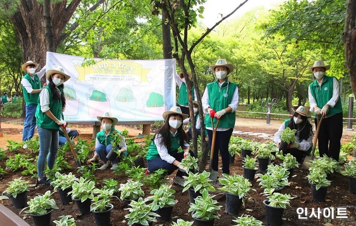 스타벅스, 고객과 파트너가 손잡고 서울숲공원에 약 300평 숲 조성
