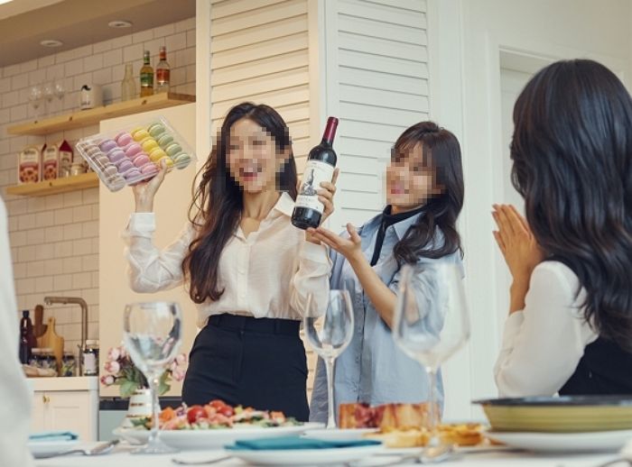 가게 오픈한대서 ‘화환·와인’ 가져갔는데 밥값 ‘더치페이’ 요구한 친구