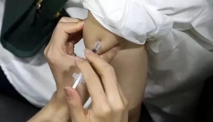 얀센 백신 접종한 ‘100만 예비군’, 화이자·모더나로 부스터샷 맞는다