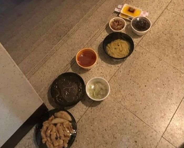 음식 문 앞에 두라니까 중국집 배달원이 ‘이렇게’ 해놓고 갔습니다