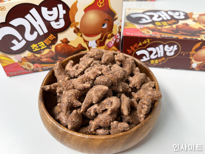 코코아 시즈닝 잔뜩 뿌려 ‘꼬북칩 초코츄러스’ 맛 똑닮은 ‘고래밥 초코범벅’