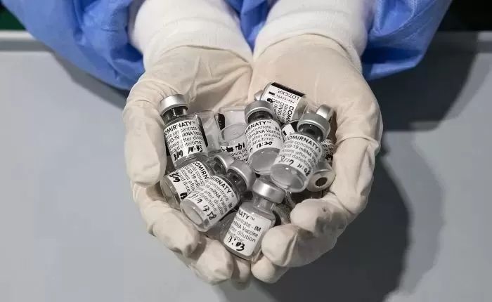 “대학 졸업반이라 취업 준비하던 딸이 화이자 맞고 원룸에서 숨진 채 발견됐습니다”
