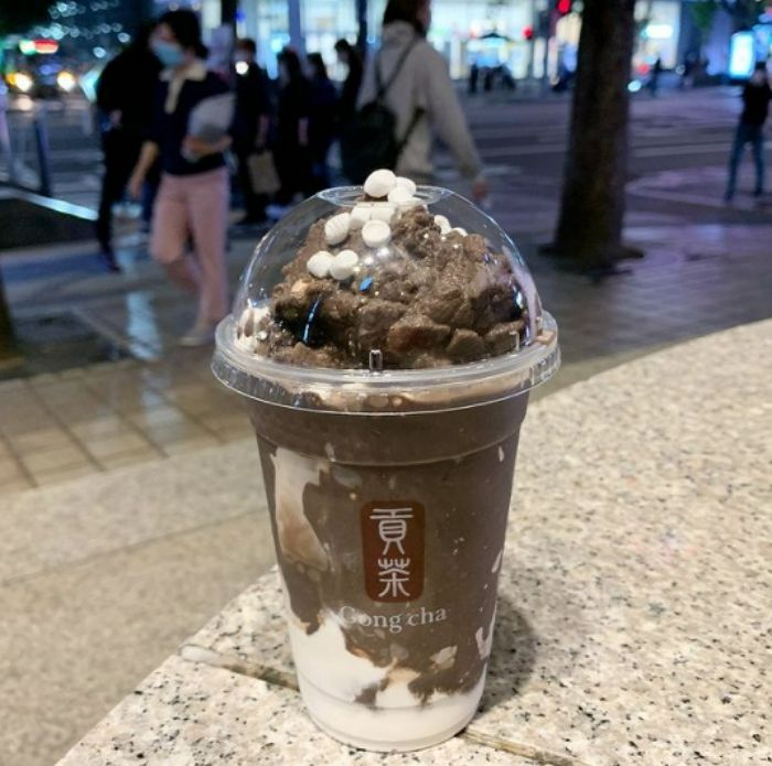 초코스무디와 밀크폼 위에 바삭한 마시멜로 잔뜩 올린 ‘달달·짭조름’ 공차 신상 ‘초코멜로 스무디’