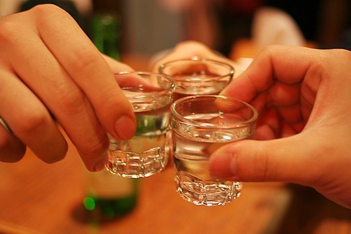 술자리서 남성에게 짓밟히는 여성 보고도 모른척한 현직 경찰관 (영상)