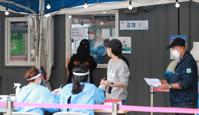 어제(14일) 하루, 신규 코로나 확진자 1,684명 발생...정부는 ‘사적모임’ 완화